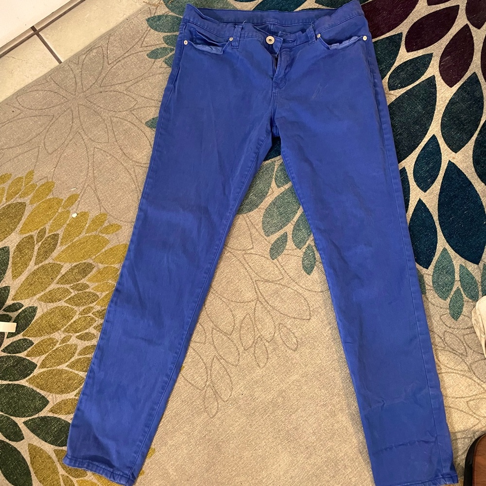 Indigo colored super soft denim skinny jeans with 4 pockets